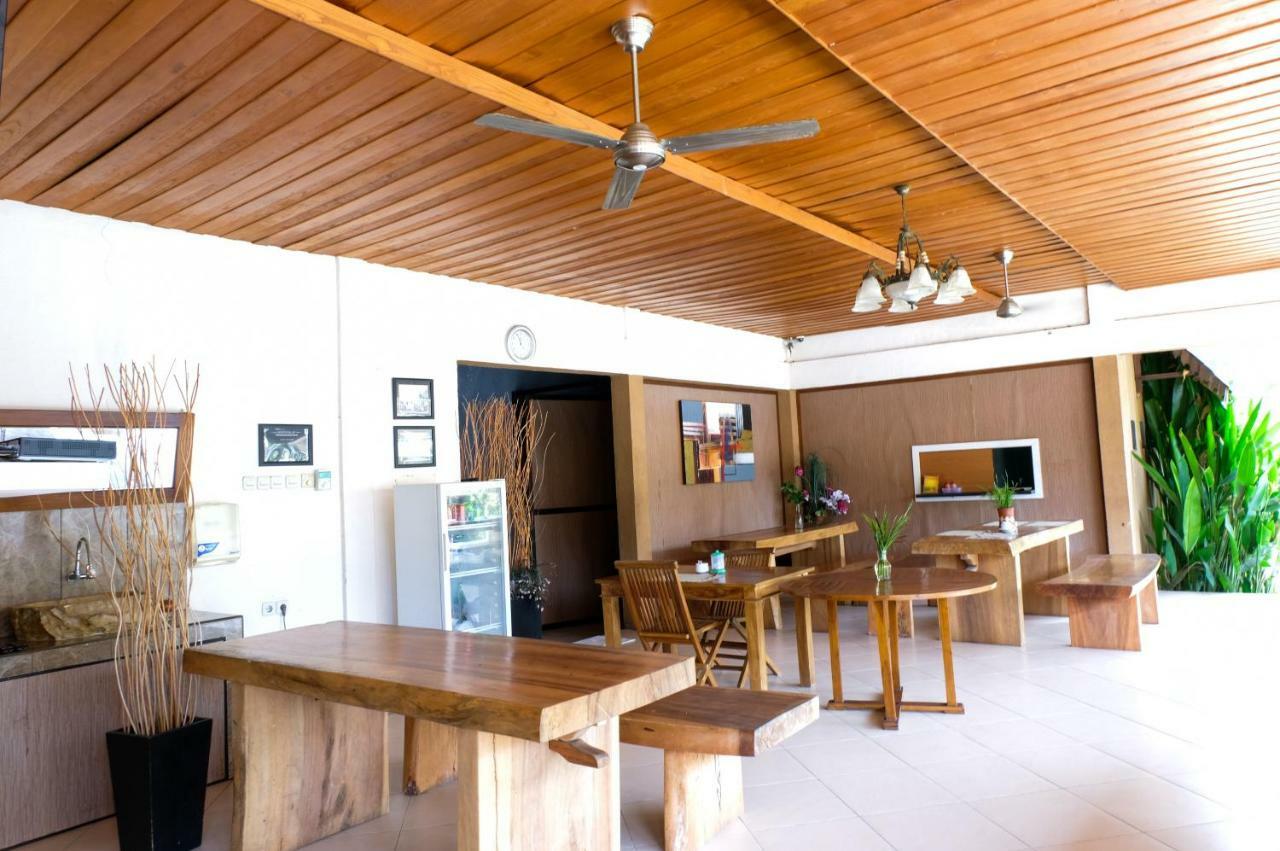 Reddoorz Plus @ Raya Senggigi Lombok Exterior photo